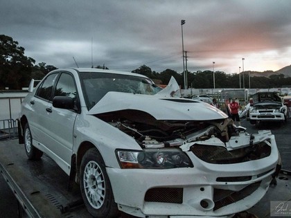 Mads Ostbergs trases pierakstu laikā Austrālijā saskrienas ar smago automašīnu