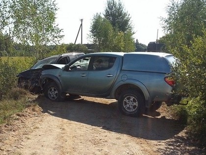 FOTO: Lietuvas rallija trases iepazīšanās laikā ekipāža piedzīvo smagu avāriju