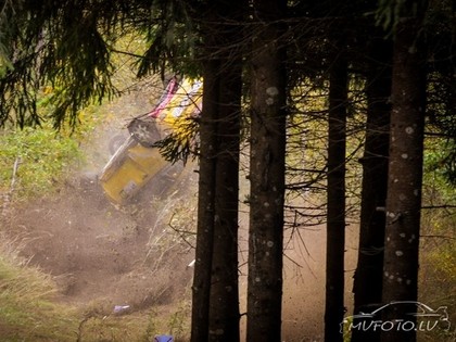 VIDEO: 'Ford Focus' iespaidīgais lidojums kokos, kūleņo arī smagais 'GAZ 52' 