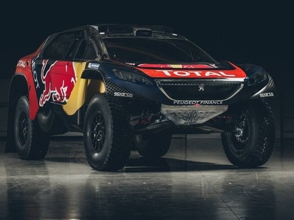 FOTO: 'Peugeot' izrāda savu Dakaras rallija monstru