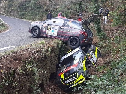 FOTO: Pēc avārijas auto uzkrīt uz jumta konkurenta mašīnai 