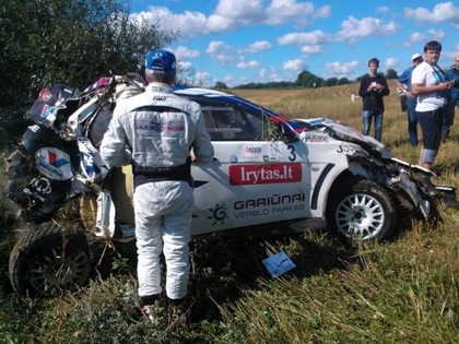 VIDEO: Švedas lielā ātrumā iznīcina savu automašīnu