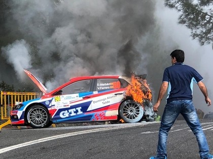 FOTO, VIDEO: Ekipāžai aizdegas 'Volkswagen Polo GTI R5'