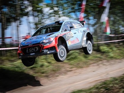 VIDEO: Sportistu iespaidīgie lidojumi Polijas WRC rallijā