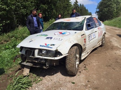 VIDEO: Žemaitijas rallijā BMW lielā ātrumā ielido kokos, A.Vecvagaram kūlenis