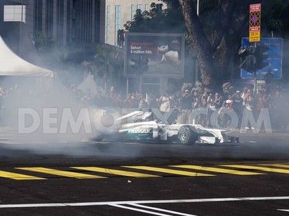 VIDEO: Mercedes 'zīmē saulītes' Malaizijas galvaspilsētas ielās