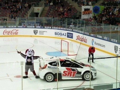 VIDEO: Nitišs un Baumanis ar rallijkrosa auto driftē pa 'Arēna Rīga' ledu