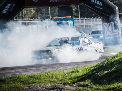 VIDEO: Drifta auto Biķerniekos notriec igauņu fotogrāfu