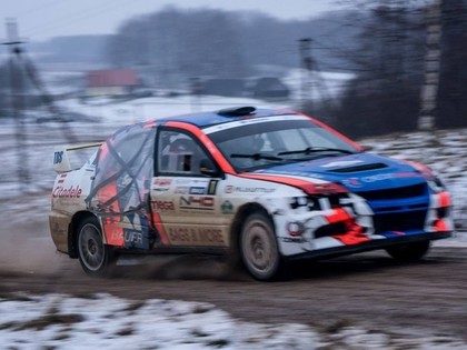 VIDEO: Ekipāža pēc avārijas paliek bez durvīm