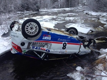 VIDEO: Sportists piedzīvo iespaidīgu avāriju un piezemējas upē