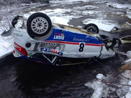 FOTO: Sportists pēc smagās avārijas paliek bez auto