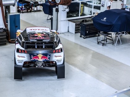 FOTO: 'Peugeot' prezentē jaunā Dakaras rallija auto dizainu