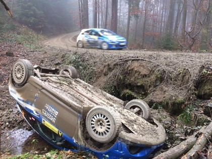 VIDEO: Lielkājis, Grjazins un pārējie sportisti cīnās ar slidenajiem Austrijas ceļiem