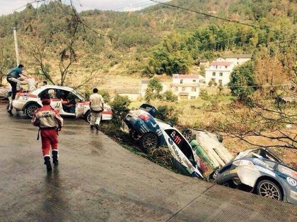 FOTO: Viens līkums vairākiem auto pārvēršas par ļaunu murgu