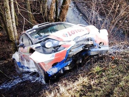 VIDEO: Kubicam pēc ieskriešanas tilta margās aizdegas automašīna