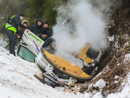 FOTO: Lietuviešu rallija braucējs testos piedzīvo avāriju
