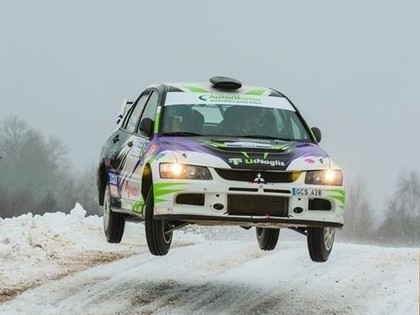 VIDEO: Notkus 'Halls Winter Rally' skatītājus priecē ar skaistiem lēcieniem