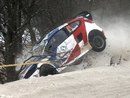 FOTO: Lietuvā notiekošajās sacensībās sportistam smaga avārija ar rallijkrosa auto