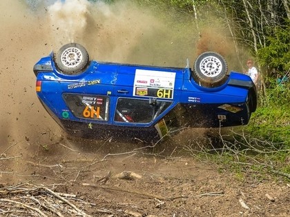 VIDEO: Viltīgajā Talsu rallija līkumā tiek piedzīvotas vairākas avārijas