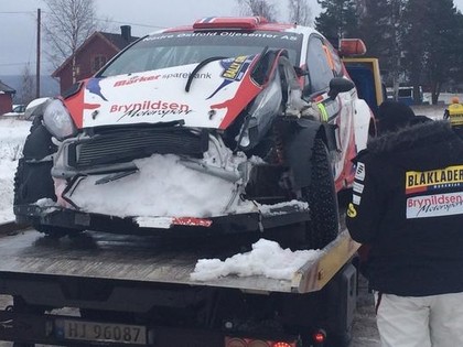 VIDEO: Ekipāža pēc tramplīna piedzīvo smagu avāriju