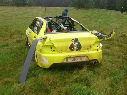 FOTO: Pēc avārijas rallijā 'Latvija' automašīnai tiek norauts jumts