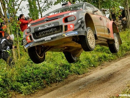 VIDEO: Polijas WRC rallija iespaidīgie lidojumi un mežonīgais ātrums priecē tūkstošiem skatītāju