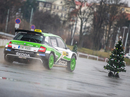 VIDEO: Čehu rallija braucējs Prāgas vecpilsētā ar 'Škoda Fabia R5' piestrādā par taksistu