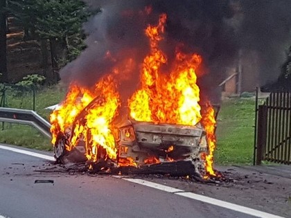 FOTO: Čehijas ERČ rallijā sadeg vēl viena 'Škoda Fabia R5'