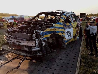 FOTO: Ukraiņu ekipāža piedzīvo smagu avāriju