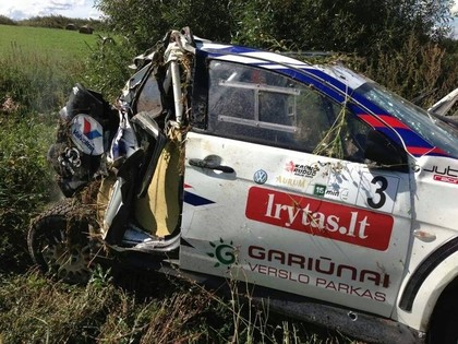 FOTO: Švedas piedzīvo smagu avāriju un iznīcina savu automašīnu