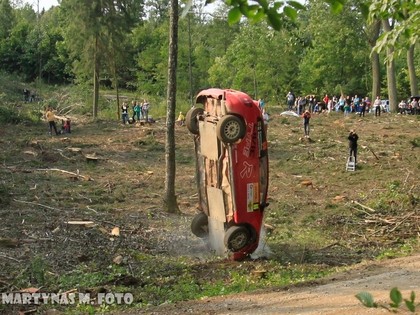 VIDEO: 'DHL Rally Elektrenai' rallijā vairākas avārijas, '0' ekipāža uzmet vairākus kūleņus