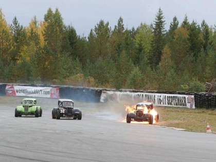 VIDEO: Legend Cars pasaules finālā īru sportists finišē ar degošu auto 