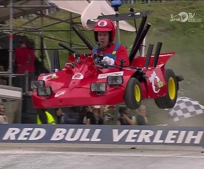 VIDEO: F1 čempions neparastās sacensībās piedalās Super Mario tērpā