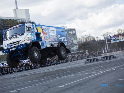 VIDEO: Kamaz driftē un veic iespaidīgu lēcienu