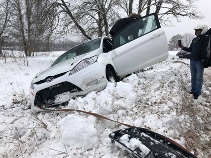 FOTO: Krievu sportists rallija testos Alūksnē ielido kupenā