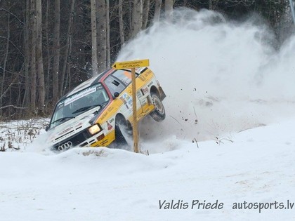 VIDEO: Brāļi Velmes noskrien no ceļa un sasit 'Audi Quattro A2'