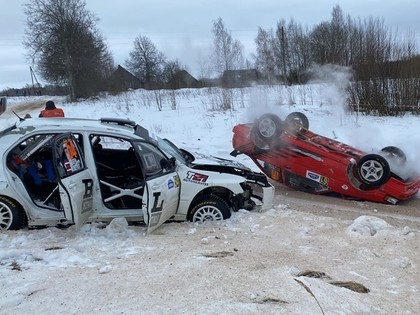 VIDEO: Bulancevs un Ķilpis rallijā Sarma piedzīvo avārijas