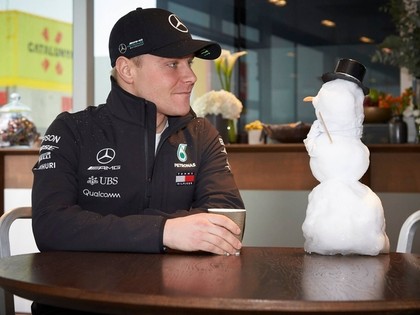 VIDEO: Sky Sports žurnālisti joko: Mercedes F1 komandu trešdien piemeklējusi nelaime