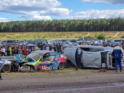 VIDEO: Masveida avārija autošosejas sacensībās Lietuvā