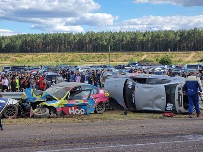 VIDEO: Masveida avārija autošosejas sacensībās Lietuvā