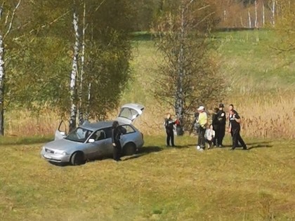 VIDEO: Lietuvā pirms rallija mašīnas pa trasi brauc ielas automašīna