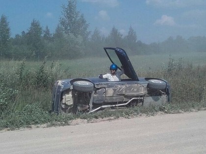 Minirallijā 'Saldus' ekipāža uzmet kūleni (VIDEO)