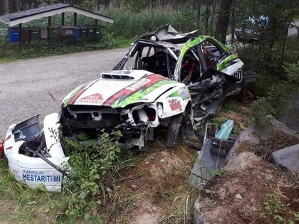 FOTO: Debija pie 'Subaru' stūres Somijas WRC rallijā beidzas ar iznīcinātu auto