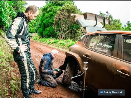 FOTO, VIDEO: Lukjaņuks Azoru salu ERČ rallija testos nolauž riteni