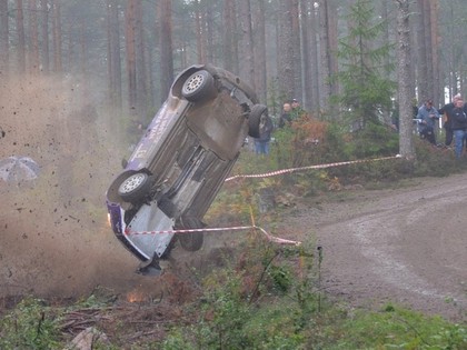 VIDEO: WRC2 čempions mājas rallijā piedzīvo avāriju