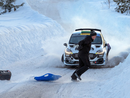 FOTO: Kādam skatītājam Zviedrijas WRC varēja noslēgties traģiski