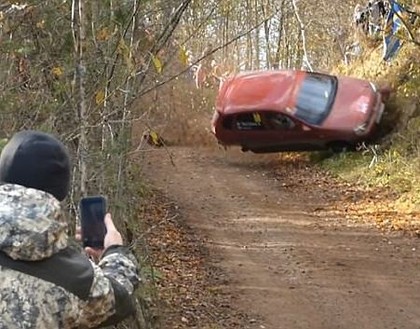 VIDEO: Skatītājs par mata tiesu izvairās no kūleņojušas automašīnas