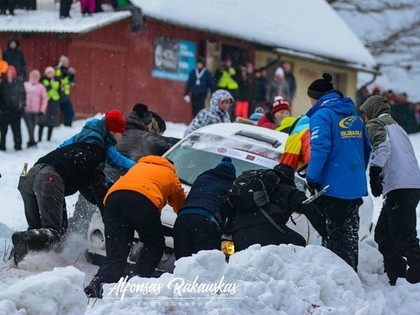 VIDEO: 'Rally Alūksne' viena ātrumposma finišā vairākas ekipāžas noskrien no ceļa