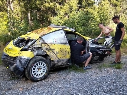 FOTO: Franču sportists pirms Somijas WRC piedzīvo smagu avāriju