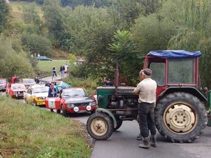 FOTO: Traktors rallija sacensībās bloķē ceļu 